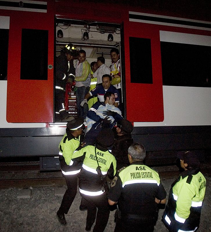 Socorristas evacúan a algunos heridos tras el choque de un convoy del tren suburbano contra otro tren la altura del municipio de Tlalnepantla (México).