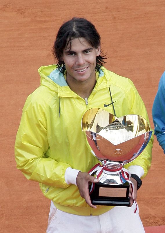 Nadal posa con el trofeo de campeón tras la victoria conseguida frente al serbio Novak Djokovic.