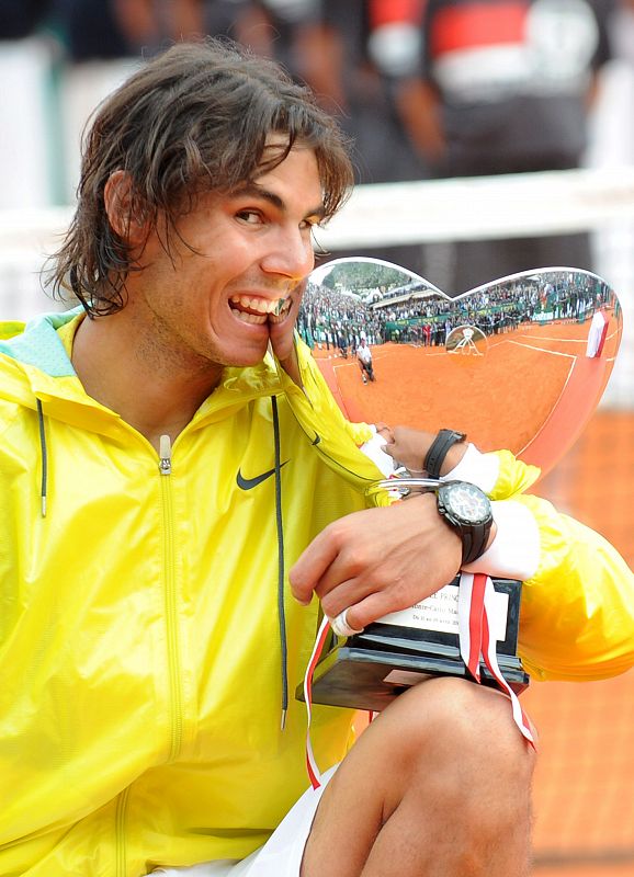 Nadal posa con el trofeo de vencedor tras ganar al serbio Novak Djokovic.