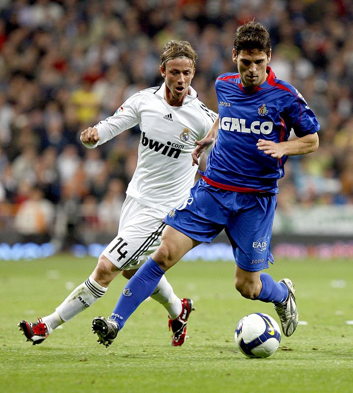 Gavilán controla el balón ante el jugador del Real Madrid, Guti.