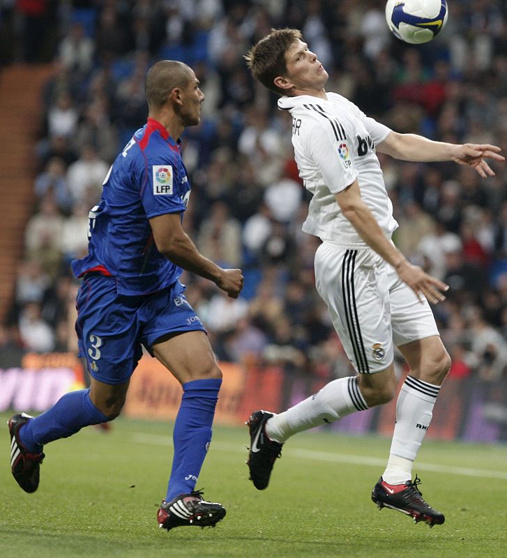 Klaas Jan Huntelaar controla el balón con el pecho en presencia del defensa argentino del Getafe Daniel 'Cata' Díaz.