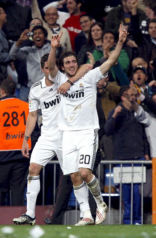 Los jugadores del Real Madrid, Gonzalo Higuain y Javi García, celebran el tercer gol del equipo blanco.