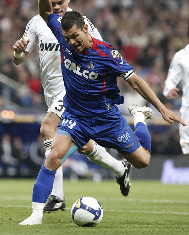 Casquero se desequilibra ante el defensor portugués del Real Madrid, Pepe, en la jugada que ha significado el penalti.