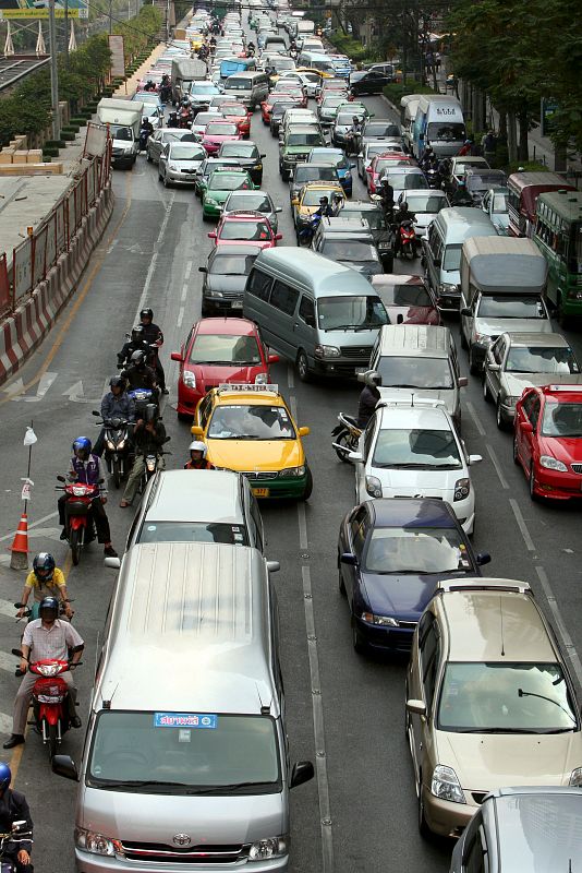 Atasco en una avenida del centro de Bangkok, Tailandia