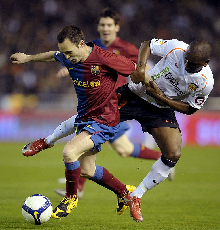 La defensa del Valencia intentó atar en corto el talento de Iniesta.