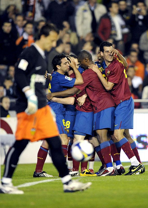 Los jugadores del Barça celebran el gol de Messi en la primera parte, que abrió el marcador.