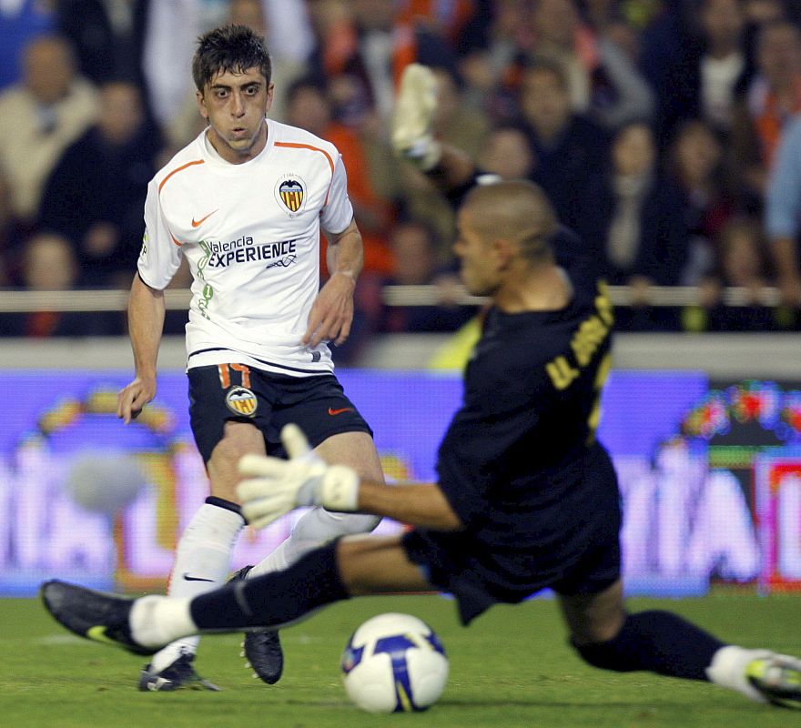 En una gran jugada personal, Pablo Hernández marca el segundo gol del Valencia batiendo a Víctor Valdés.