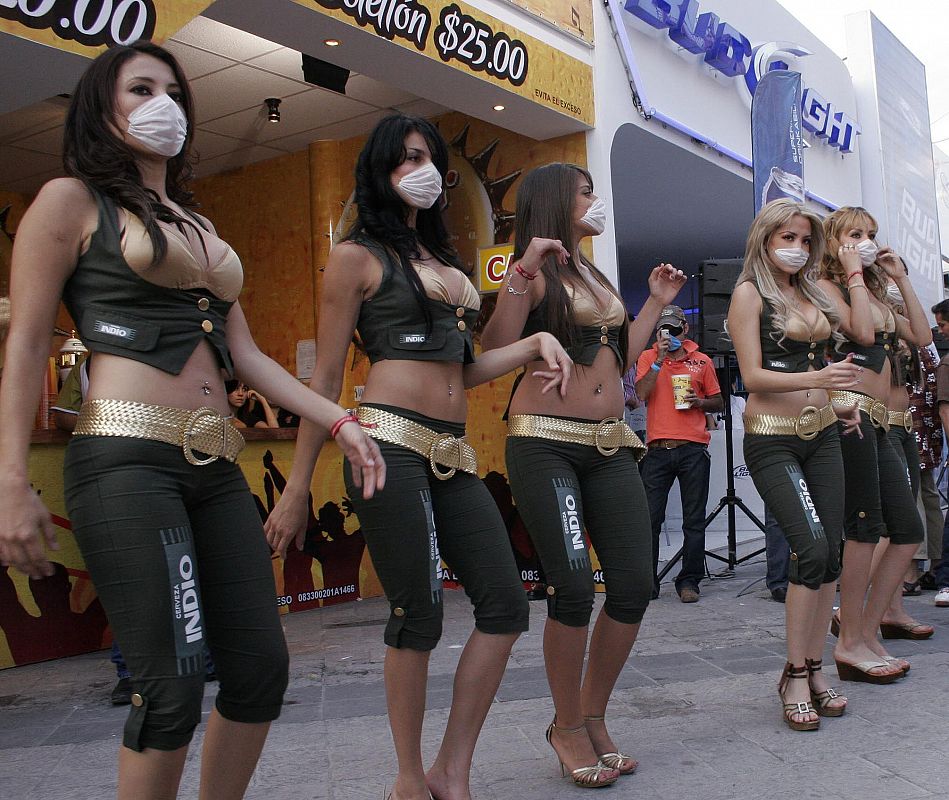 Un grupo de animadoras utiliza mascarilla durante su actuación en la Feria de San Marcos en Aguascalientes.