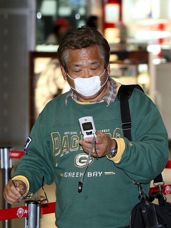 Un hombre usa una mascarilla en el aeropuerto Suvarnabhumi de Bangkok