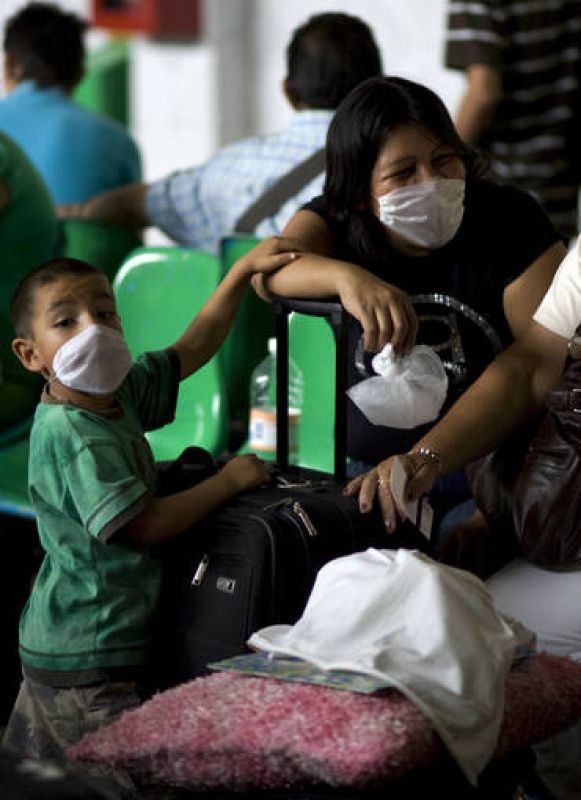 Viajeros con mascarillas en una estación de autobuses en Ciudad de México