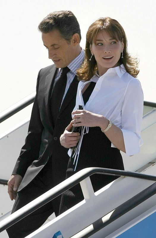 El presidente de Francia, Nicolas Sarkozy, y su esposa, Carla Bruni, a su llegada a Barajas.