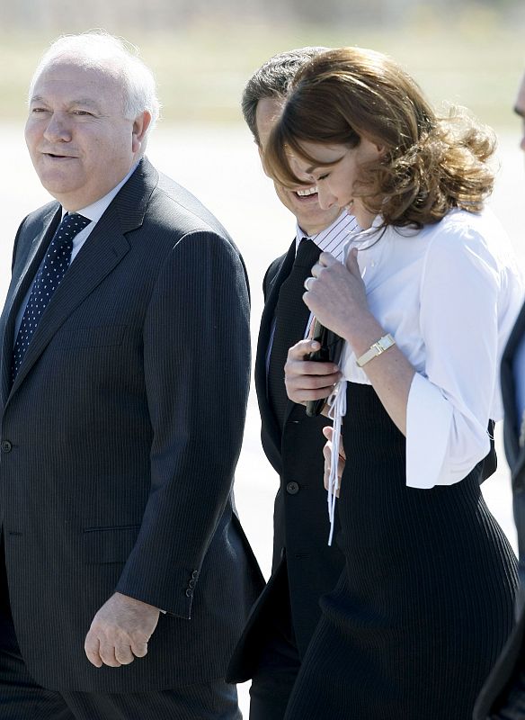 El ministro de Asuntos Exteriores, Miguel Ángel Moratinos, ha recibido a Sarkozy y Bruni a su llegada a Madrid.