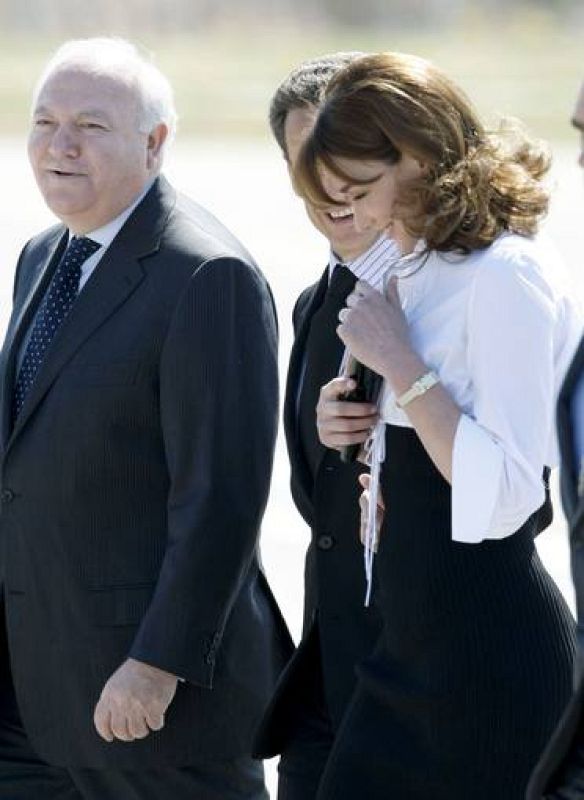 El ministro de Asuntos Exteriores, Miguel Ángel Moratinos, ha recibido a Sarkozy y Bruni a su llegada a Madrid.
