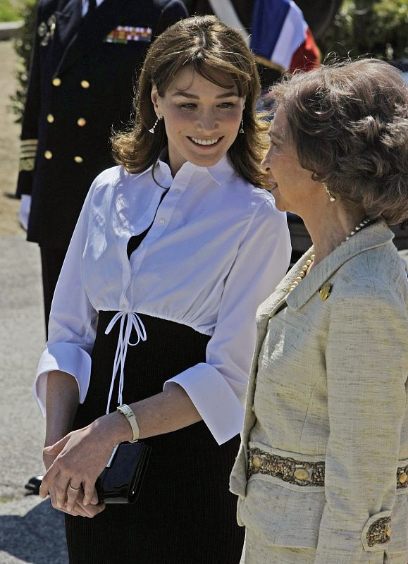 Carla Bruni conversa con la Reina Doña Sofía.