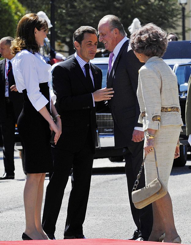 Los Reyes han recibido al matrimonio Sarkozy tras bajarse del coche oficial.