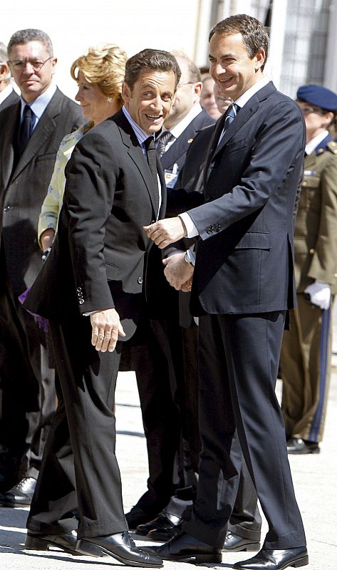 Sarkozy y Rodríguez Zapatero se saludan en el Palacio del Pardo.