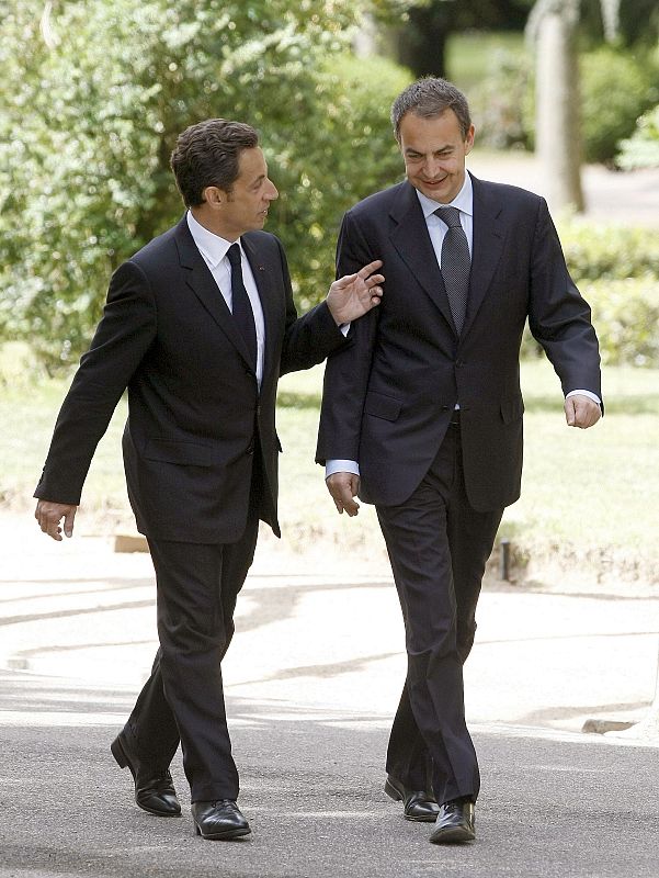 Rodríguez Zapatero y Sarkozy en el Palacio de La Moncloa antes del encuentro de la XXI cumbre bilateral entre ambos países.