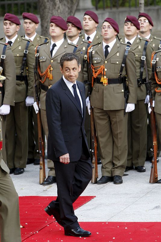 El presidente de Francia, Nicolas Sarkozy, ha comenzado el segundo día de su visita con una ofrenda en el Monumento de los Caídos.