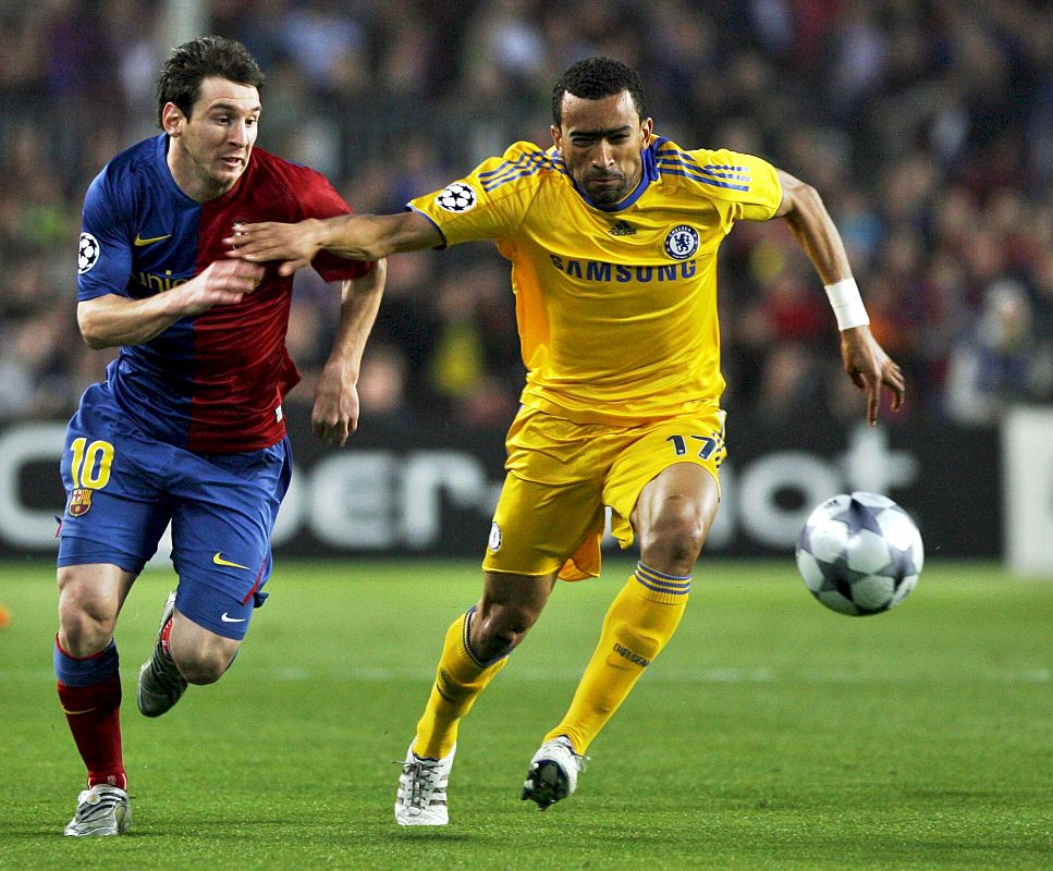 Lionel Messi y José Bosingwa pugnan por el balón.