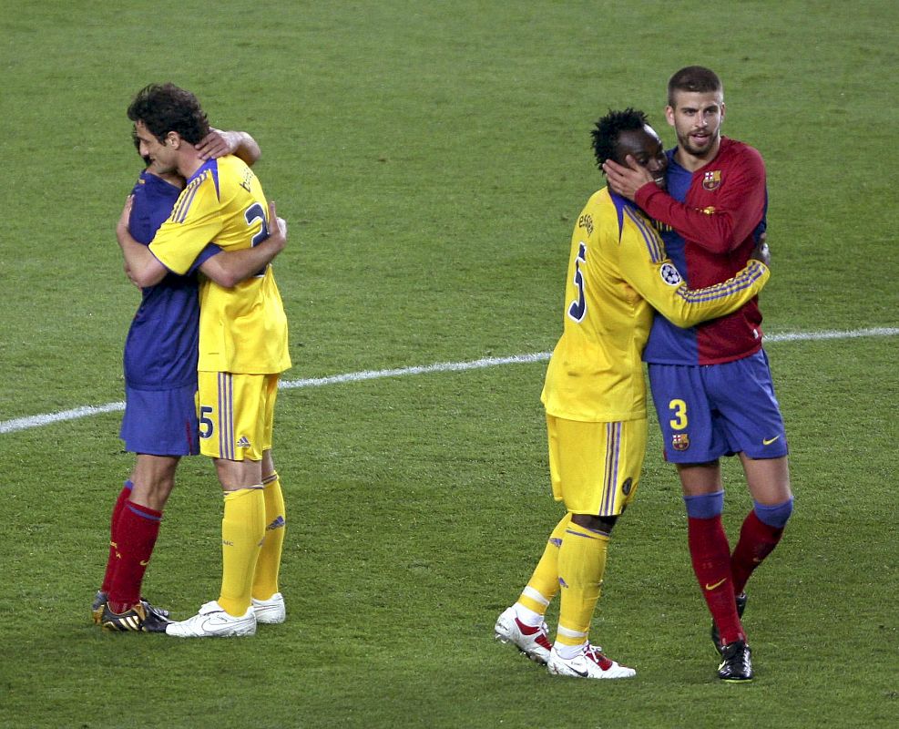 Xavi abraza a su excompañero, Belletti, mientras Piqué hace lo mismo con Malouda, del Chelsea.