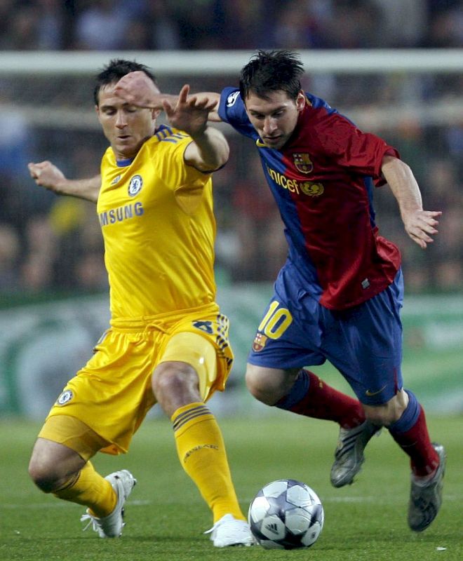 Frank Lampard y el delantero argentino del F.C. Barcelona, Lionel Messi.