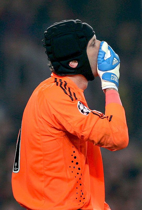 Peter Cech durante el partido de ida de las semifinales de la Liga de Campeones disputado frente al FC Barcelona.