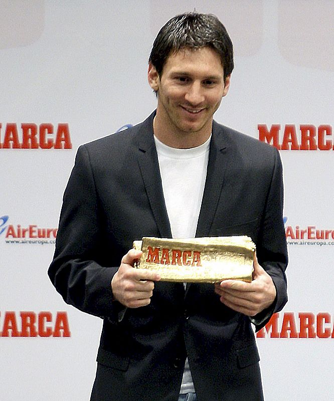 Leo Messi posa tras recibir del diario deportivo 'Marca' el 'Marca Leyenda'.