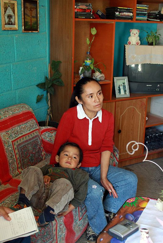 El pequeño vive en el estado de Veracruz. En la imagen, junto a su madre.