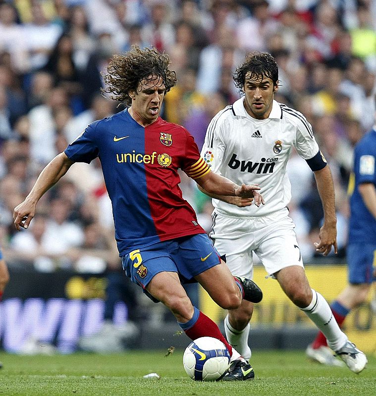 Duelo de capitanes. Puyol le ha ganado la partida a Raúl.