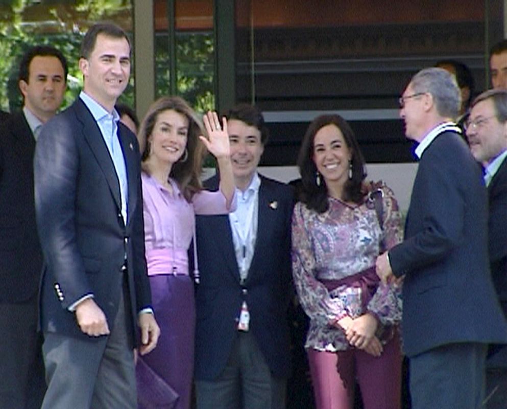 Los Príncipes de Asturias, junto al alcalde de Madrid, Alberto Ruiz-Gallardón (2d); el secretario de Estado para el Deporte, Jaime Lissavetzky (d); el vicepresidente y consejero de Cultura y Deportes de la Comunidad de Madrid, Ignacio González (4d),