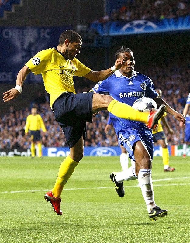 Daniel Alves pelea un balón con el centrocampista francés del Chelsea, Florent Malouda.