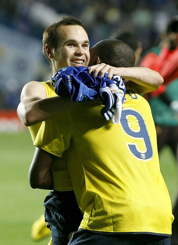 El centrocampista del F. C. Barcelona, Andrés Iniesta y su compañero, el delantero camerunés Samuel Eto'o, celebran el gol que les ha dado el pase a la final de la liga de campeones.