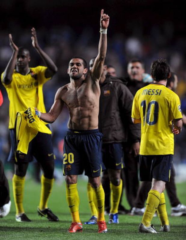 Alves celebra con sus compañeros la clasificación.