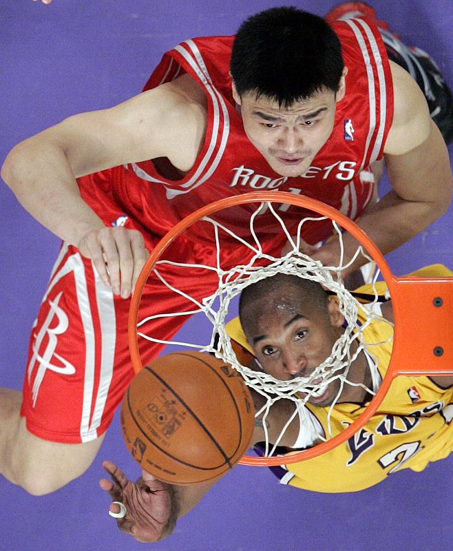 Kobe Bryant  va a anotar encima de Yao Ming