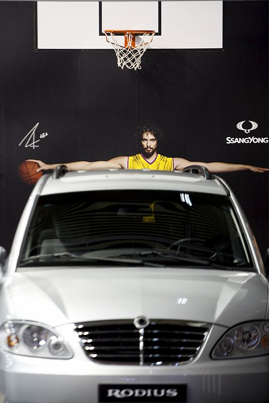 Vista del stand de Ssangyong, con un poster del jugador de la NBA Pau Gasol