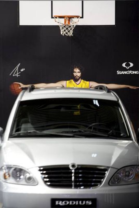 Vista del stand de Ssangyong, con un poster del jugador de la NBA Pau Gasol