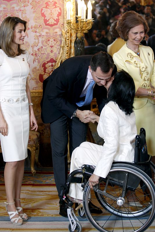 Los Príncipes de Asturias saludan a la atleta parolímpica Teresa Perales, en presencia de la reina Sofía.