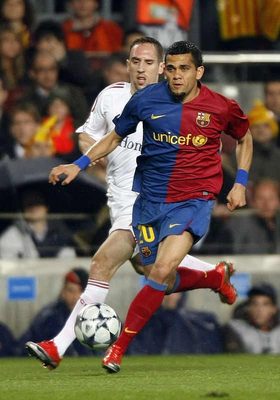 Barcelona's Alves is challenged by Bayern Munich's Ribery during their Champions League quarter-final, first-leg soccer match