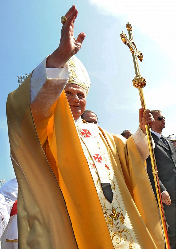 Benedicto XVI saluda a los fieles tras oficiar la misa.