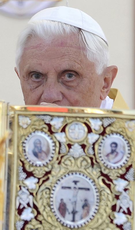 Benedicto XVI pide el respeto de la mujer.