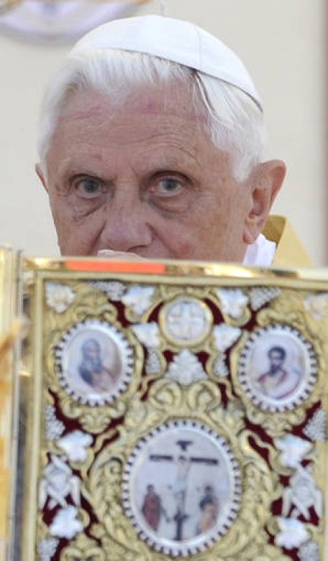 Benedicto XVI pide el respeto de la mujer.