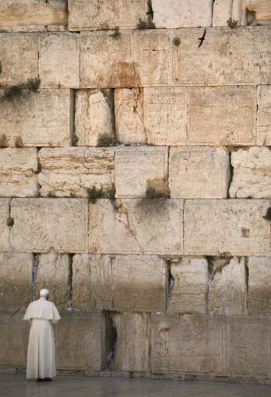 Benedicto XVI visita el Muro de las Lamentaciones