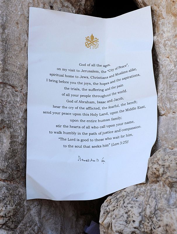 Benedicto XVI visita el Muro de las Lamentaciones