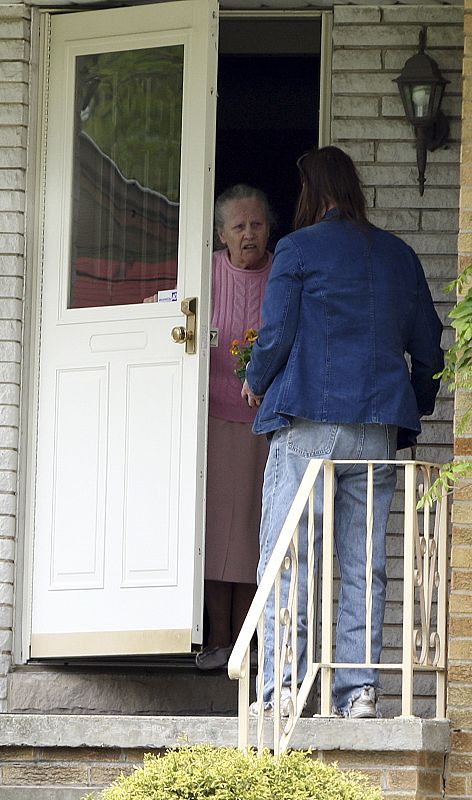 Demjanjuk Vera, esposa John Demjanjuk, recibiendo flores de un desconocido