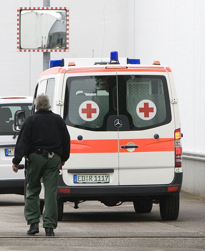 Una ambulancia transporta  a John Demjanjuk, a la cárcel Stadelheim en Munich