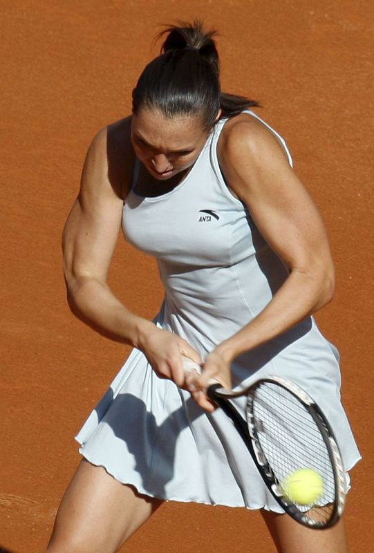 Jelena Jankovic golpea a la bola durante el partido frente a la eslovaca Daniela Hantuchova.