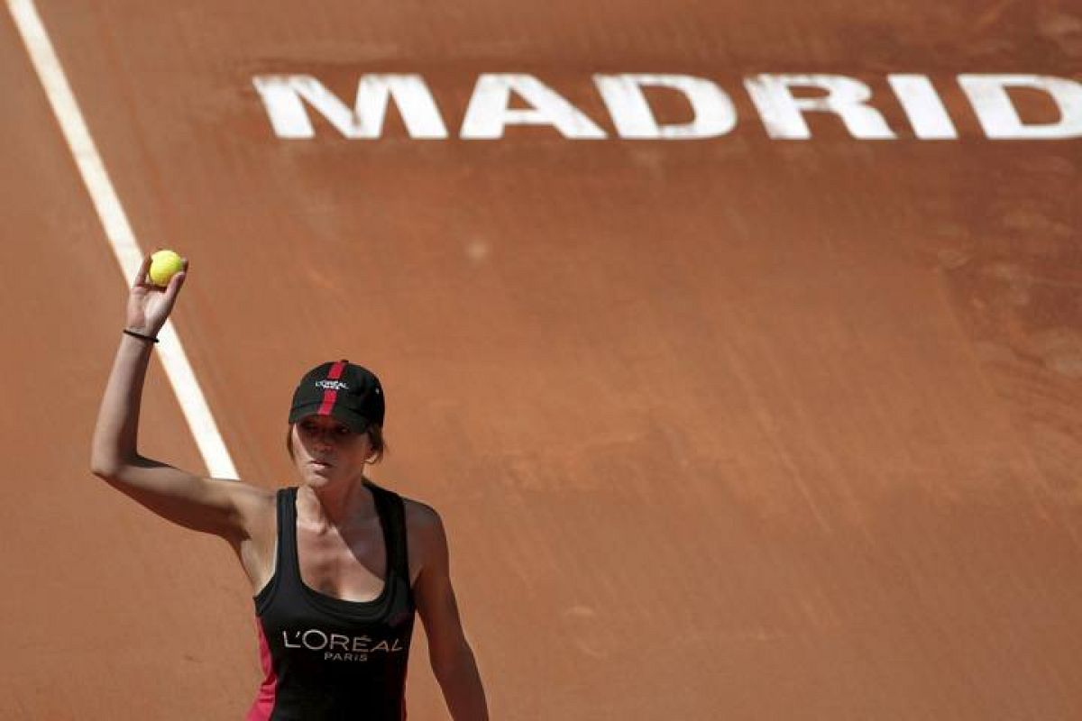 Daniela Hantuchova golpea a la bola durante el partido frente a la serbia Jelena Jankovic.