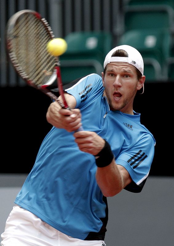 El tenista austriaco Jurgen Melzer, golpea la bola durante el partido frente al español Albert Montañés, correspondiente a la segunda ronda del Masters 1000 de Madrid.