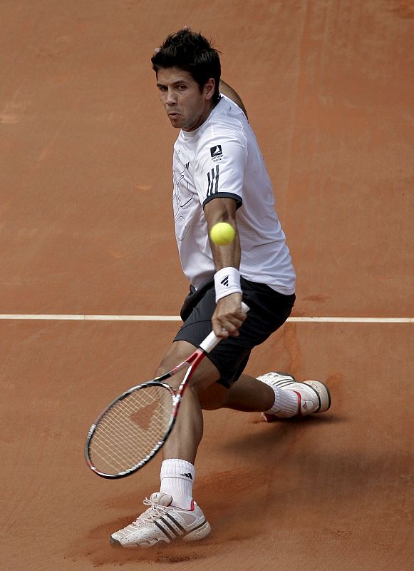 Fernando Verdasco golpea la bola durante el partido frente a Juan Carlos Ferrero, correspondiente a la segunda ronda del Masters 1000 de Madrid.