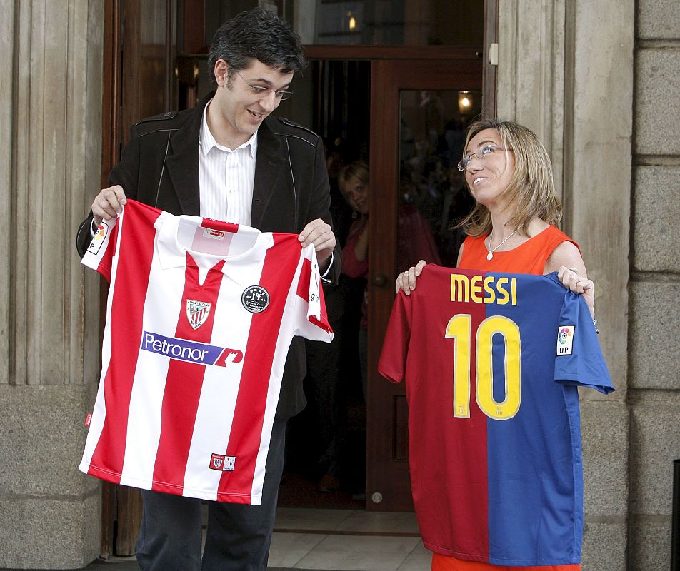 El secretario general del grupo socialista en el Congreso, Eduardo Madina, y la ministra de Defensa, Carme Chacón, posan en la escalinata del Congreso